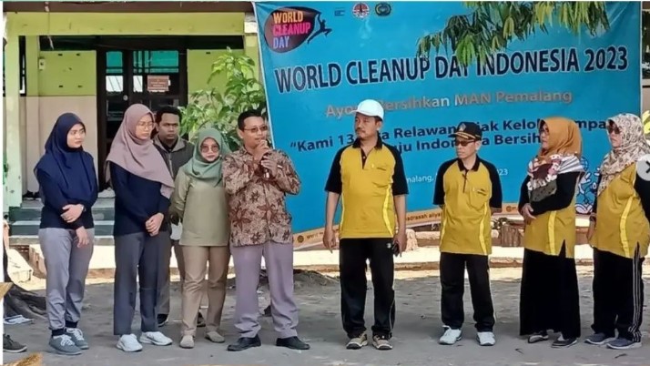 Aksi World Cleanup Day (WCD) 2023: MAN Pemalang Kerahkan Seluruh Guru dan Siswa Lakukan Bersih-Bersih Lingkungan Madrasah